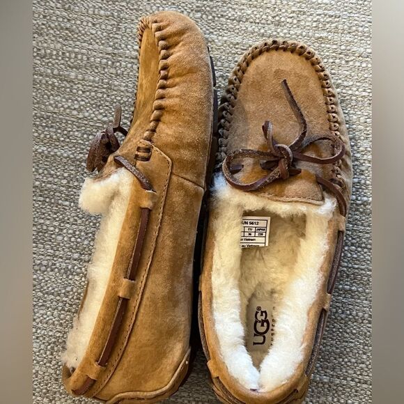 Ugg Australia women’s size 5 women’s fur lined loafers - Picture 1 of 5